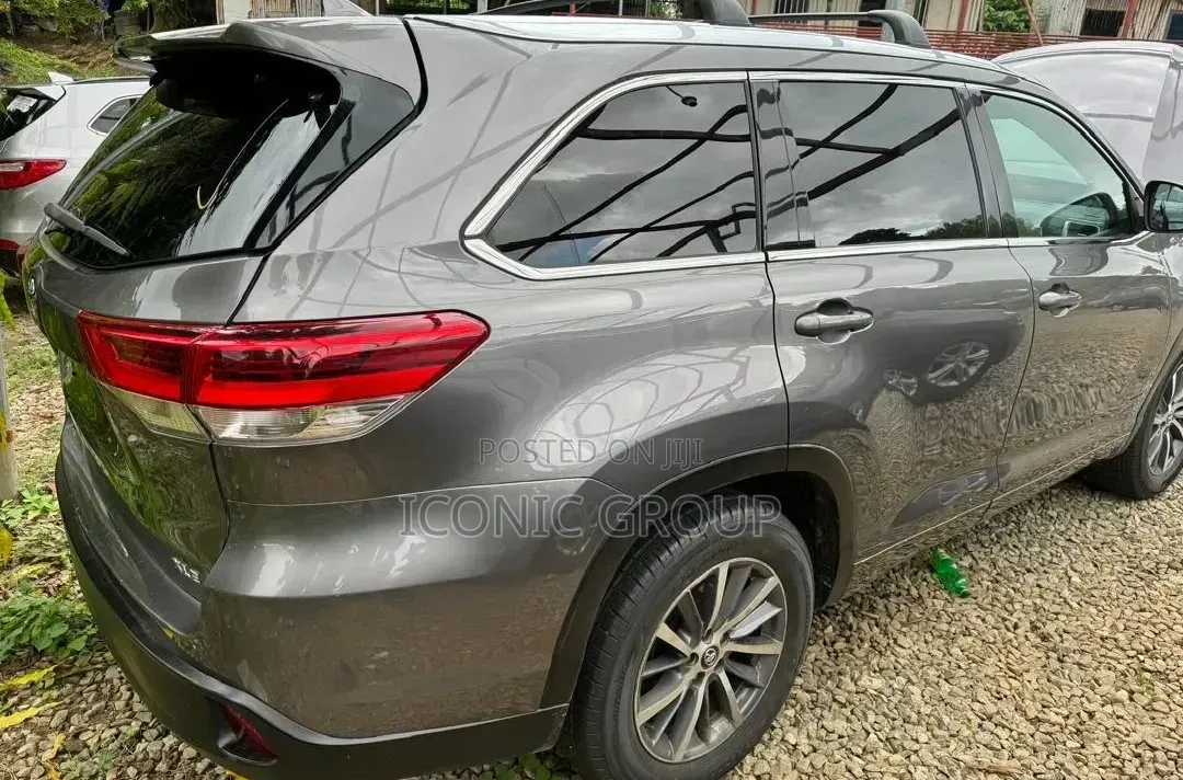 Toyota Highlander XLE 4x4 V6 (3.5L 6cyl 8A) 2018 Gray