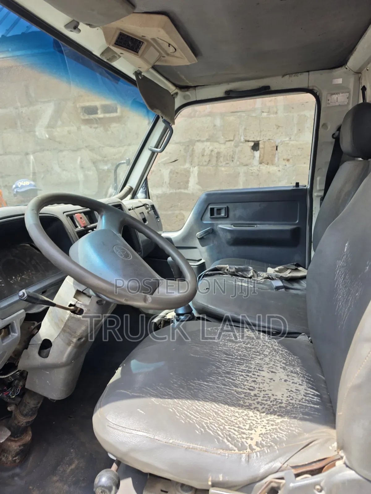 Toyota Dyna 150 Petrol Engine 6 Tyres