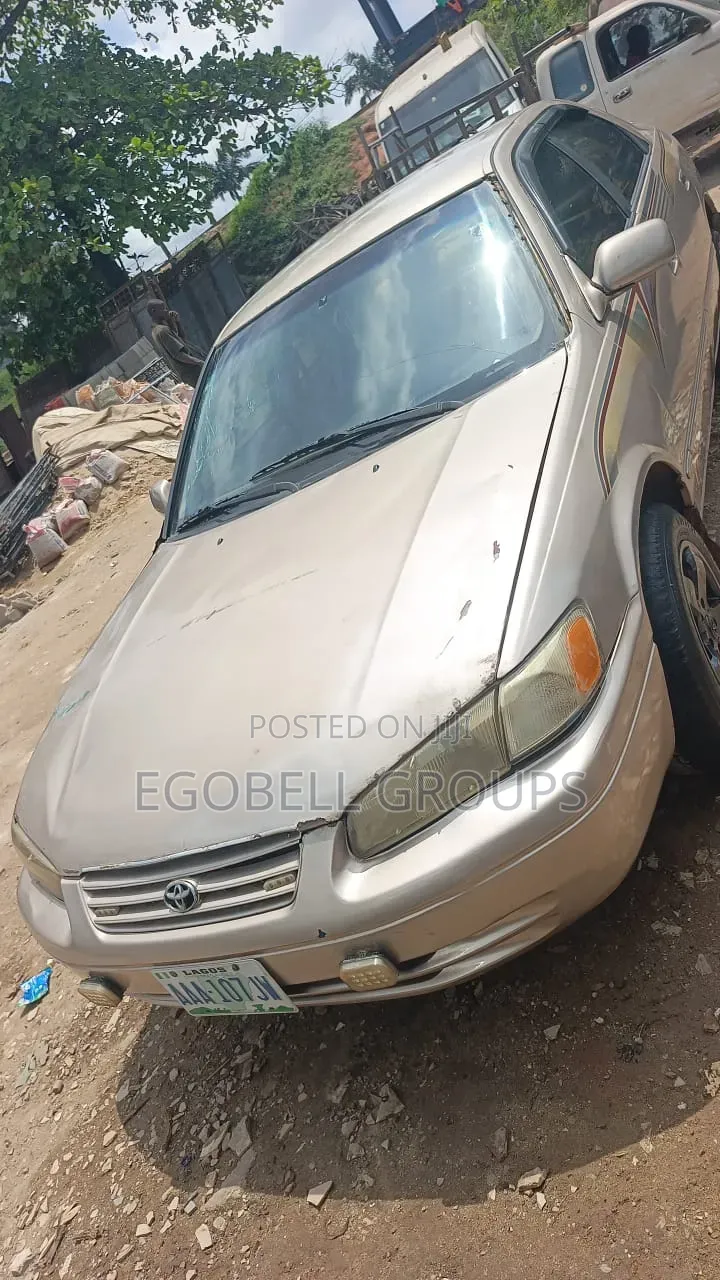 Toyota Camry SE 2021 Beige