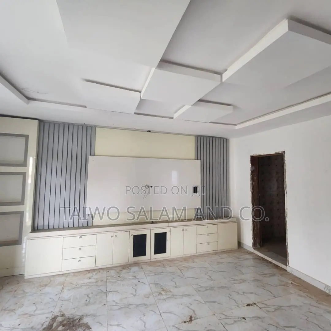 3bdrm Block of Flats in Jericho for sale
