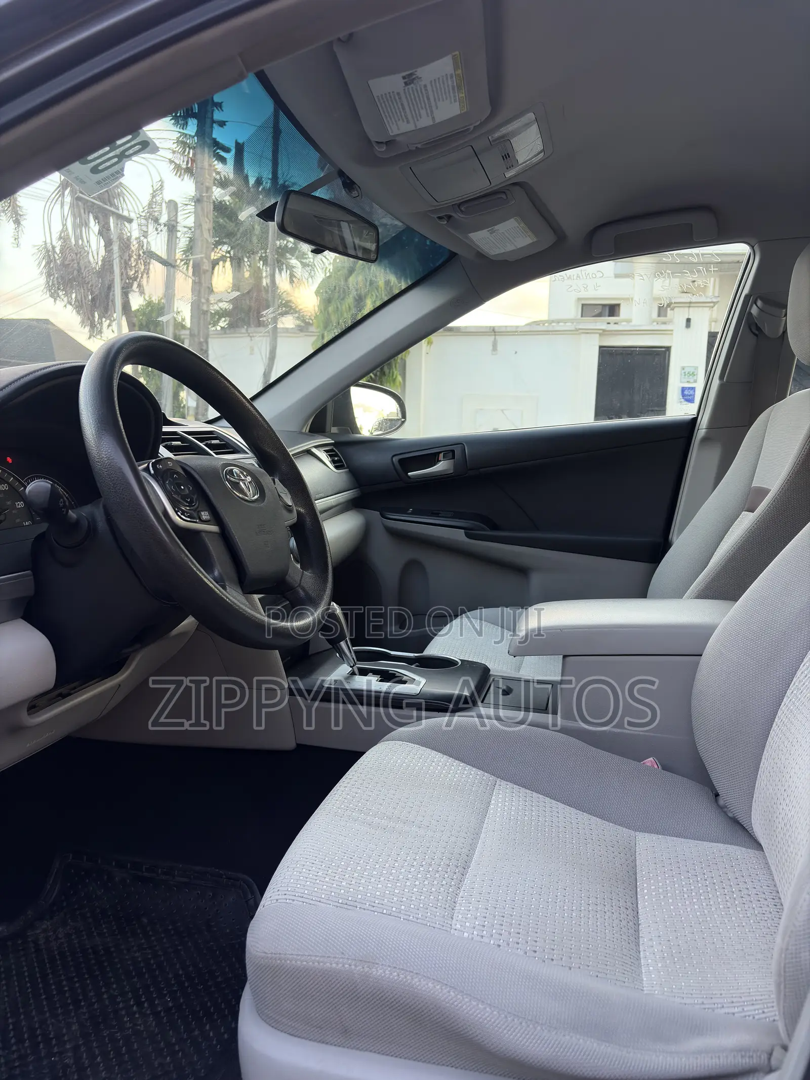 Toyota Camry LE 4dr Sedan (2.5L 4cyl 6A) 2012 Gray