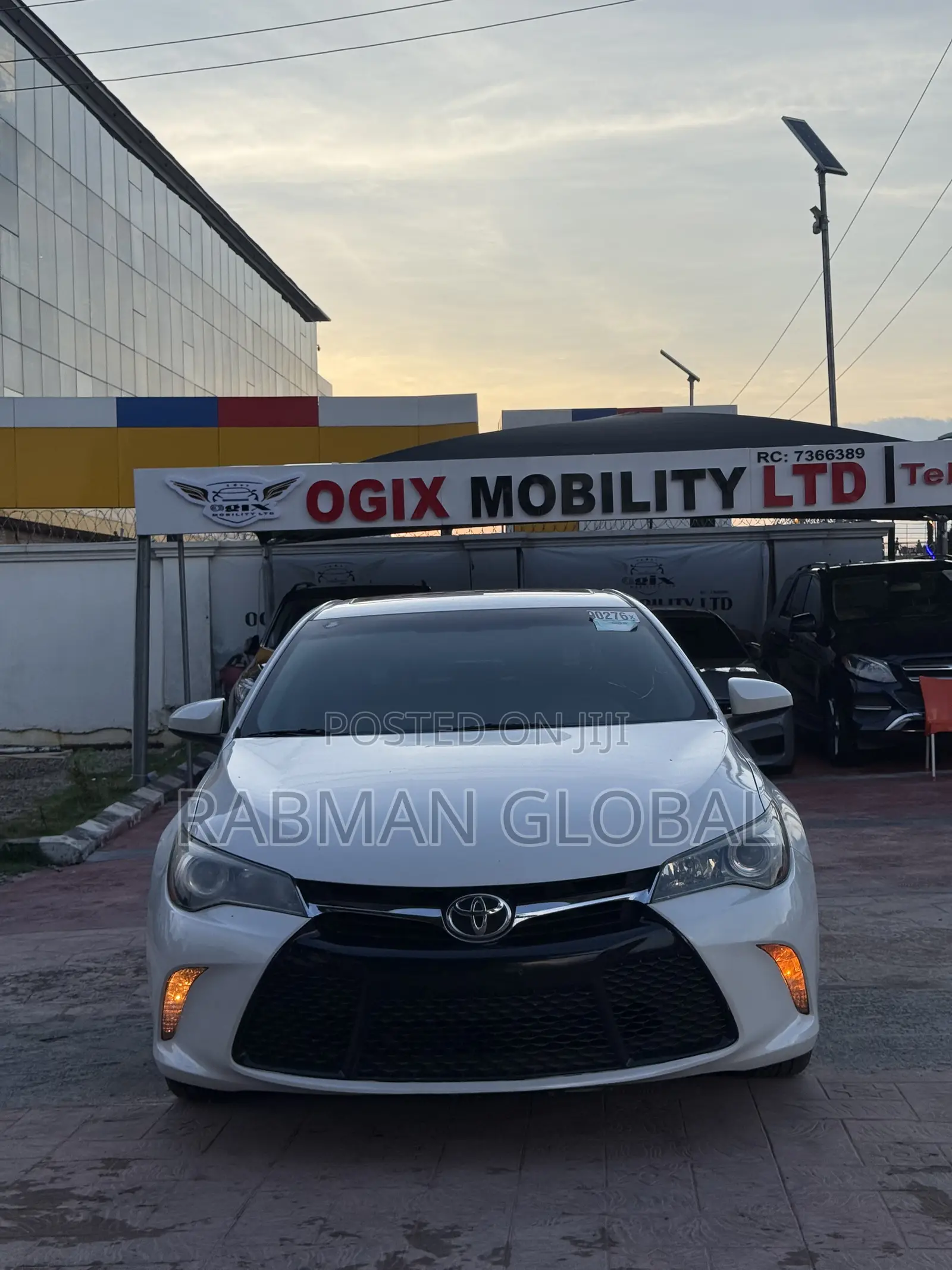 Toyota Camry SE w/Special Edition Pkg (2.5L 4cyl 6A) 2016 White