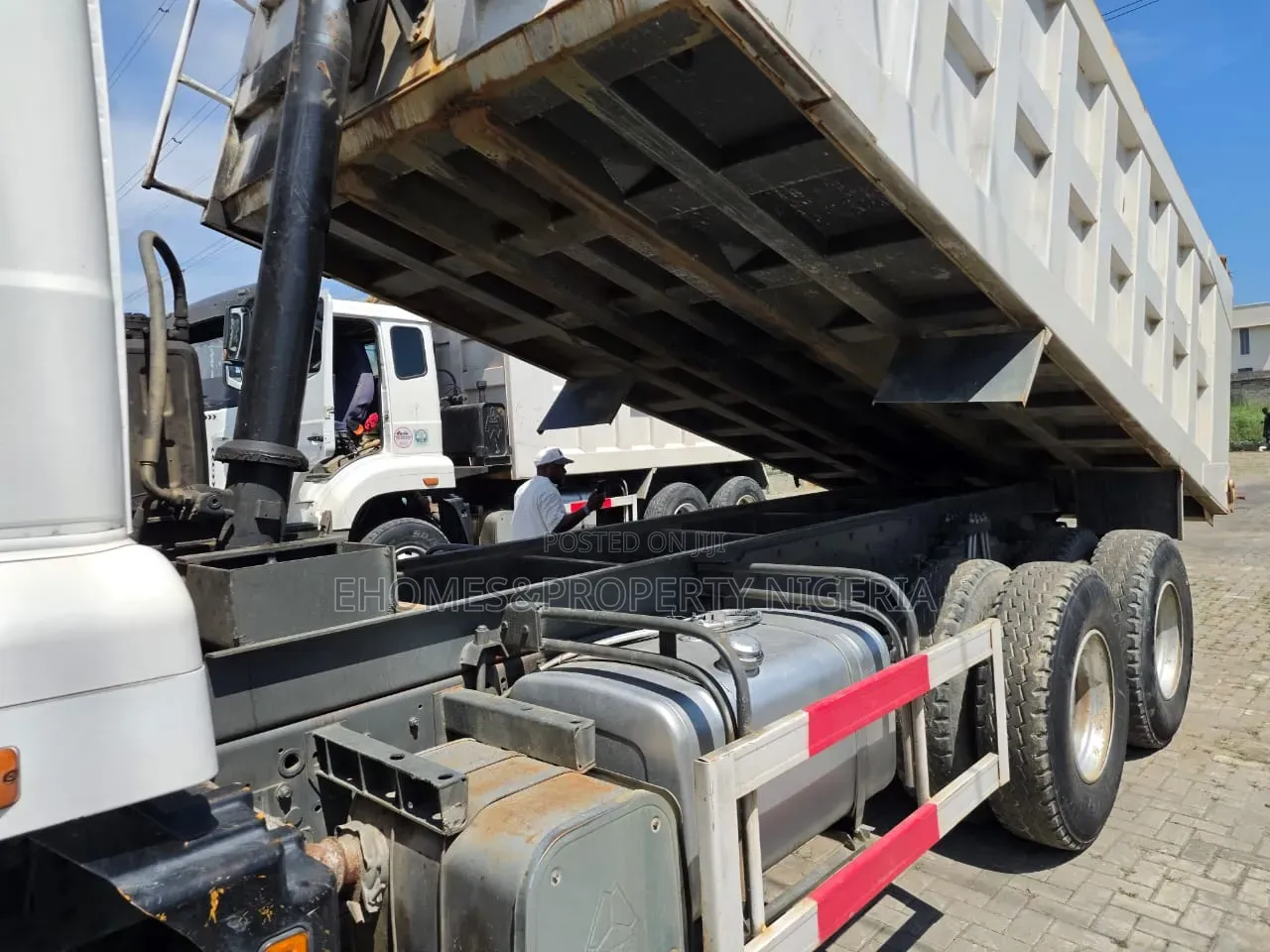 HOWO 371 TIPPER 2000 White
