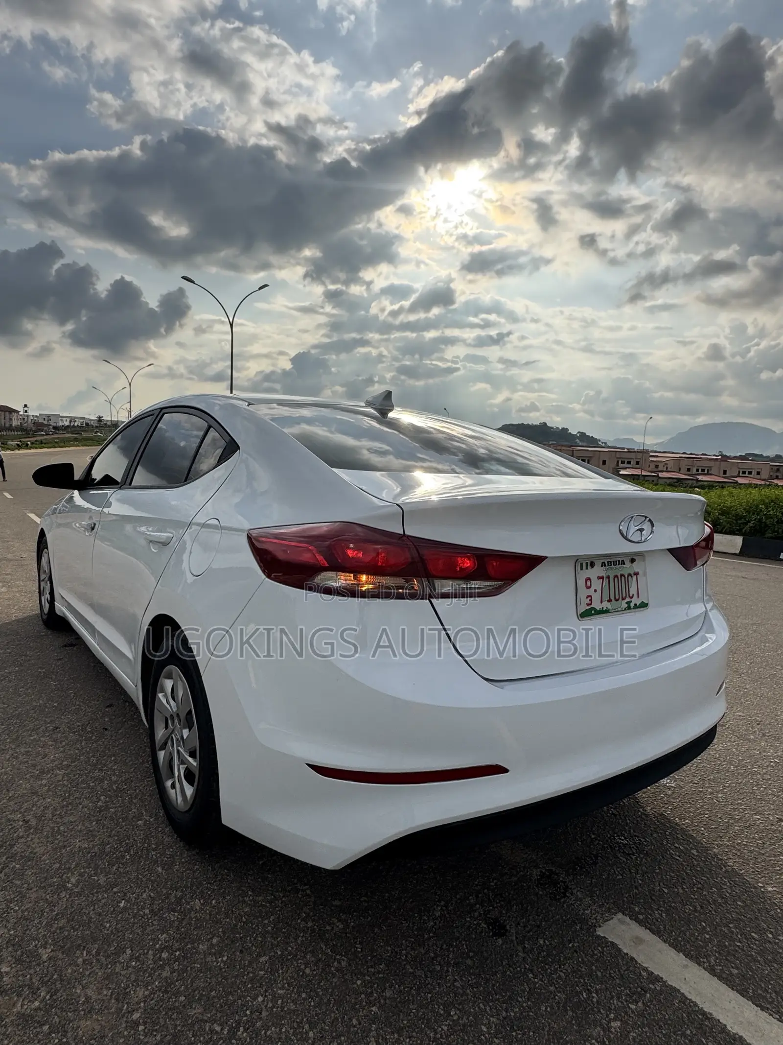 Hyundai Elantra SE Sedan FWD (2.0L 4cyl 6M) 2017 White