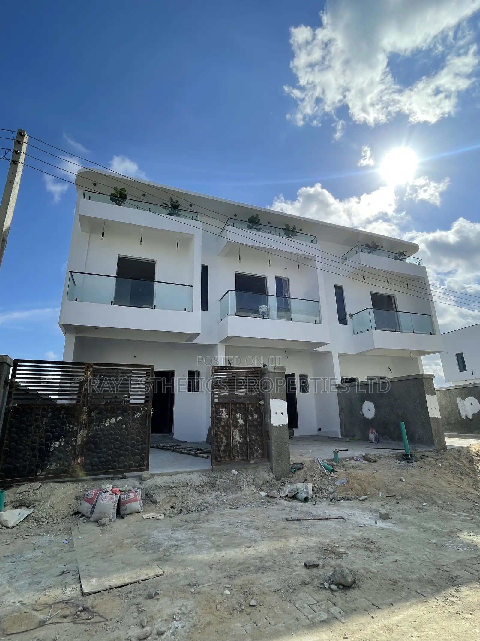 3bdrm Townhouse/Terrace in Off Lekki-Epe Expressway for sale