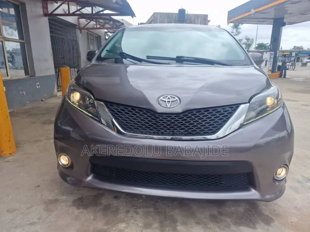 Toyota Sienna SE 8 Passenger (3.5L 6cyl 6A) 2016 Gray