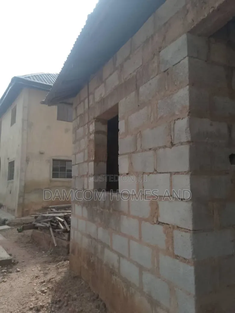 6bdrm Apartment in Ologuneru for sale