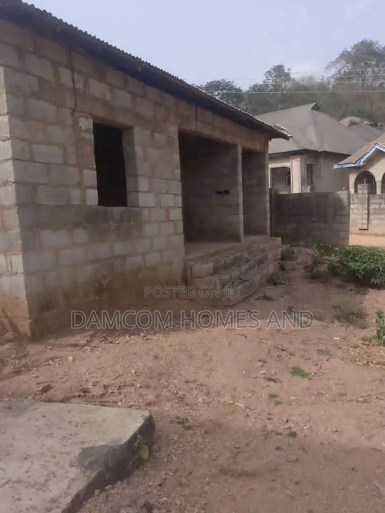 6bdrm Apartment in Ologuneru for sale