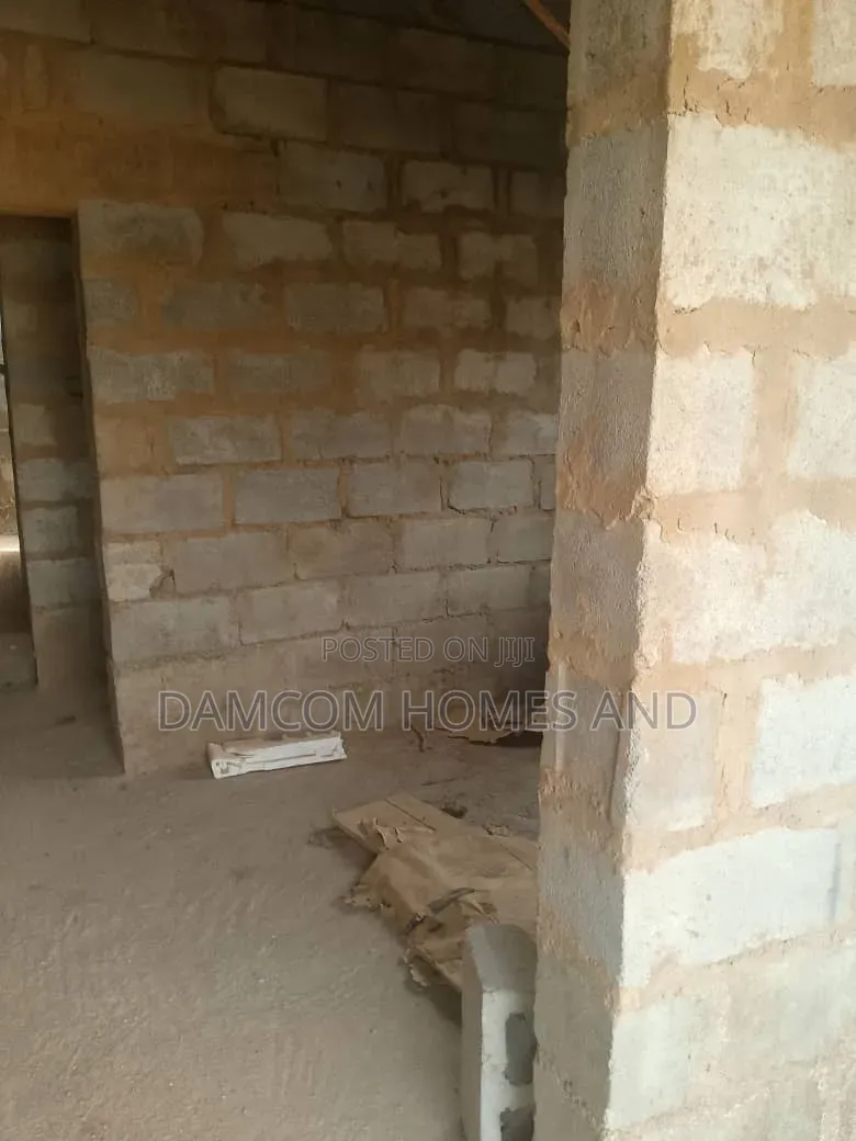 6bdrm Apartment in Ologuneru for sale