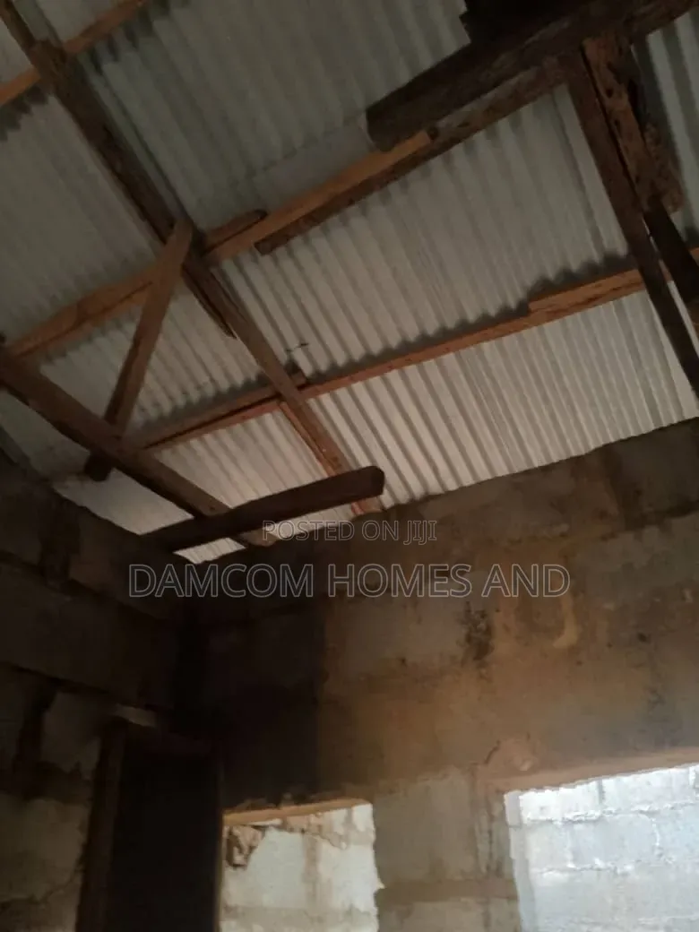 6bdrm Apartment in Ologuneru for sale