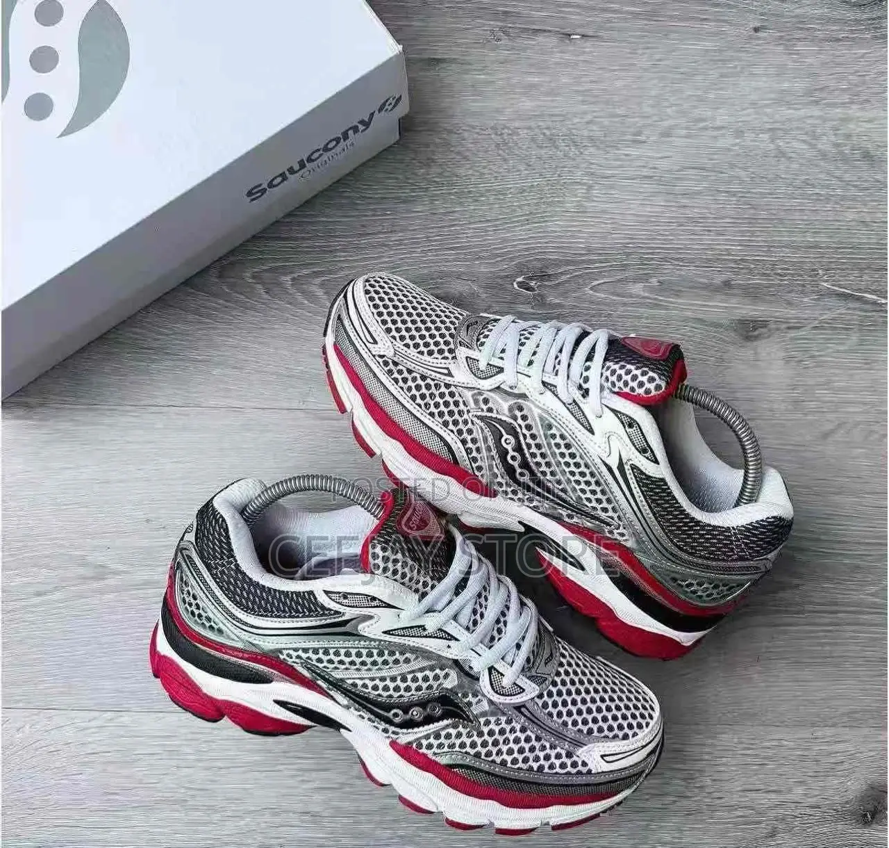 Saucony Omni 9 Retro Tech-Runner Sneakers