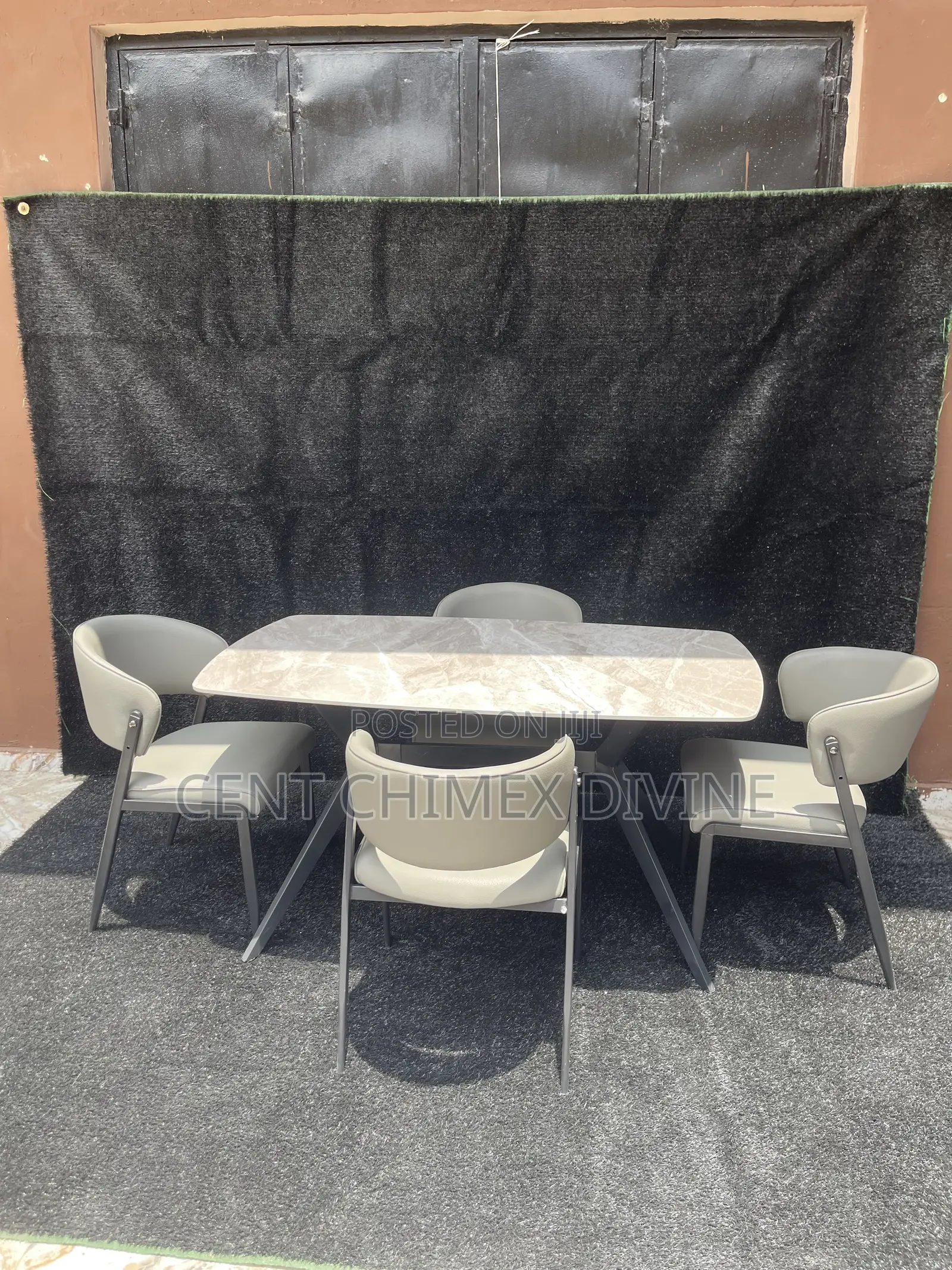 Impeccable Quality 4 Seater Dinning Set