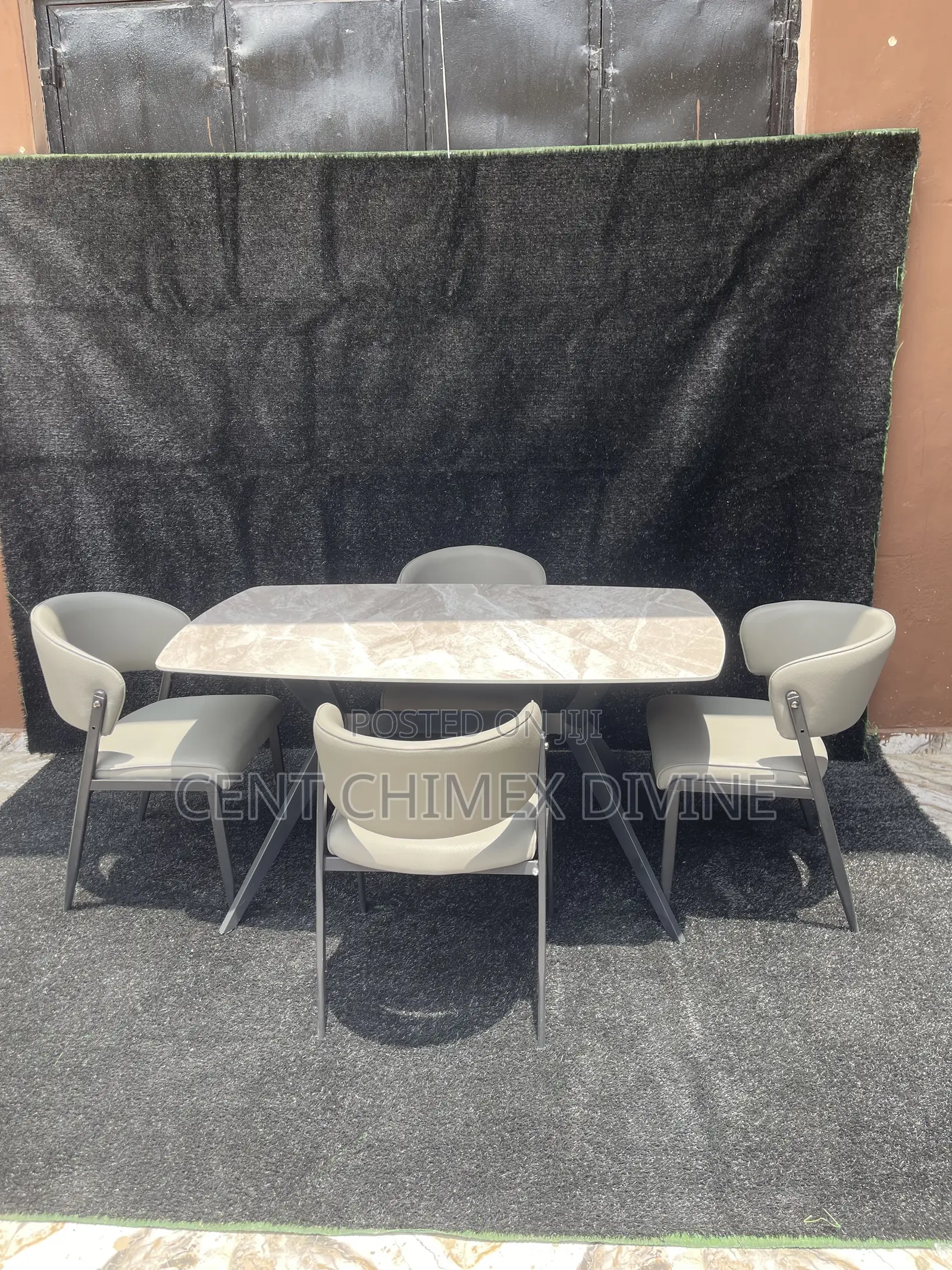 Impeccable Quality 4 Seater Dinning Set