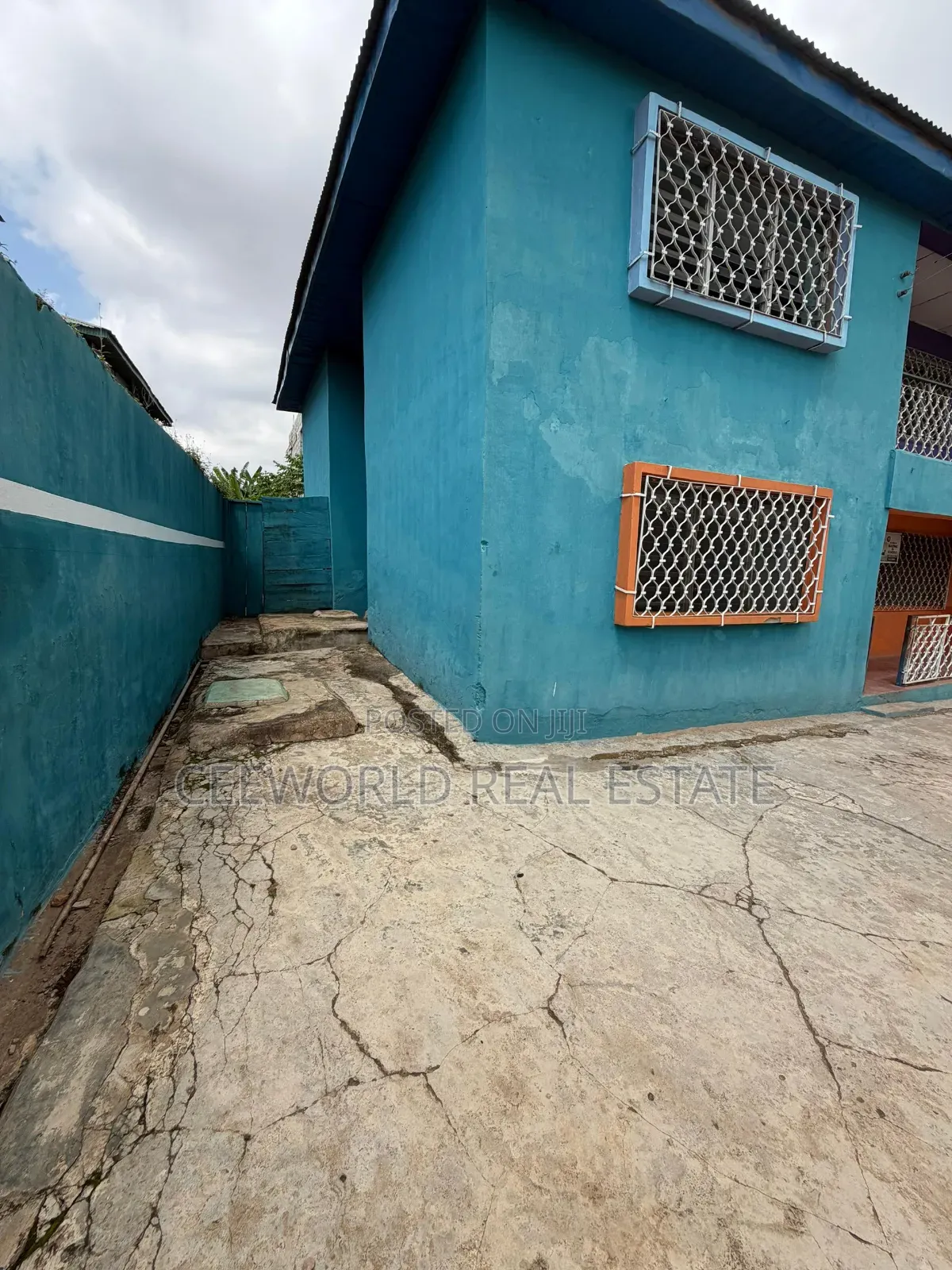 3bdrm Block of Flats in Joyce B Ring Road, CHallenge / Ibadan for sale