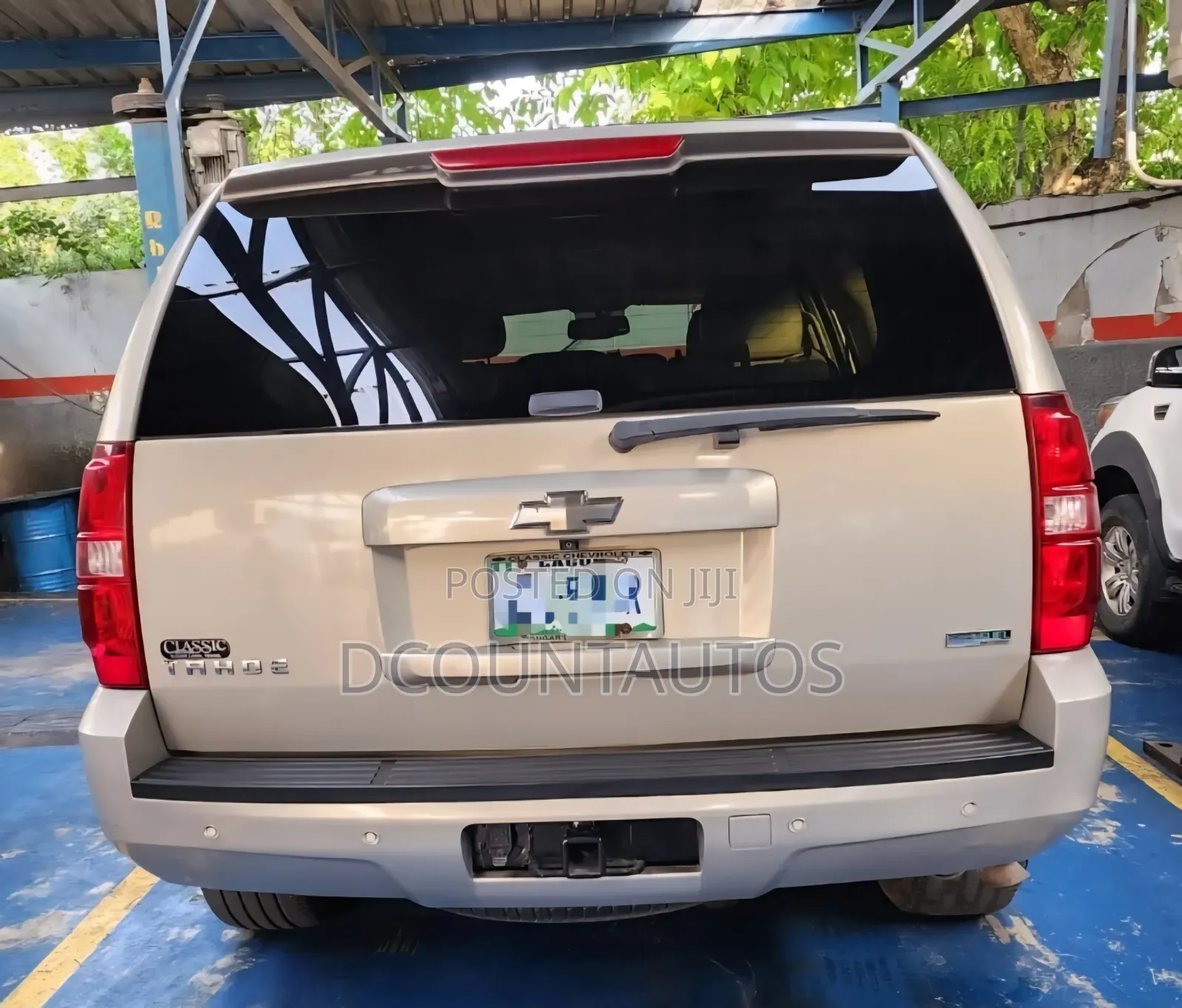 Chevrolet Tahoe LT 2011 Gold