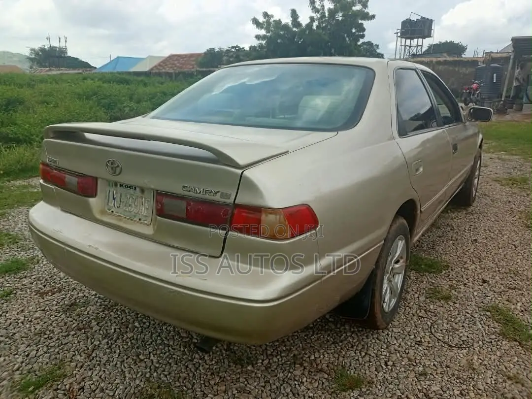 Toyota Camry Automatic 1999 Gold