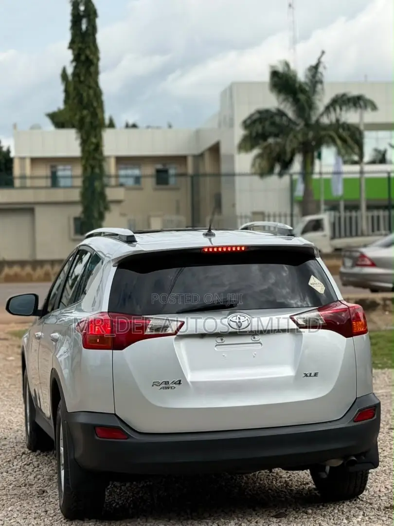 Toyota RAV4 XLE 4dr SUV (2.5L 4cyl 6A) 2014 Silver