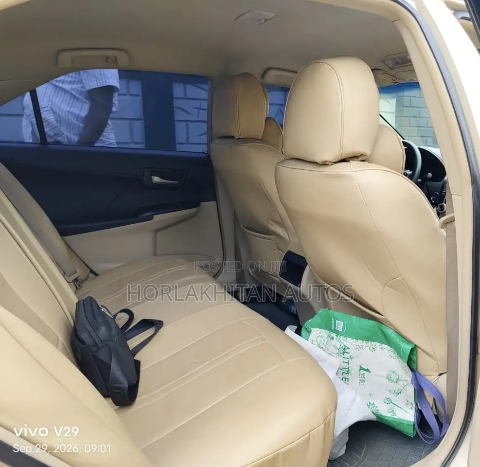 Toyota Camry LE 4dr Sedan (2.5L 4cyl 6A) 2013 Gold