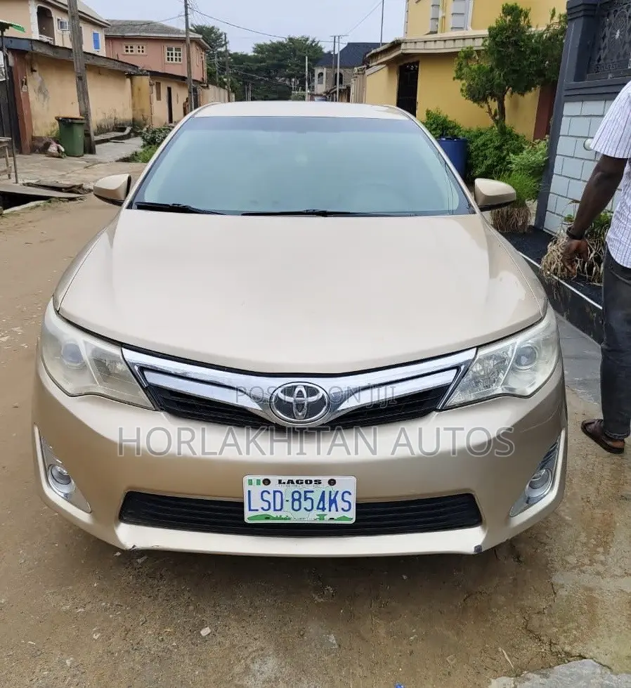 Toyota Camry LE 4dr Sedan (2.5L 4cyl 6A) 2013 Gold