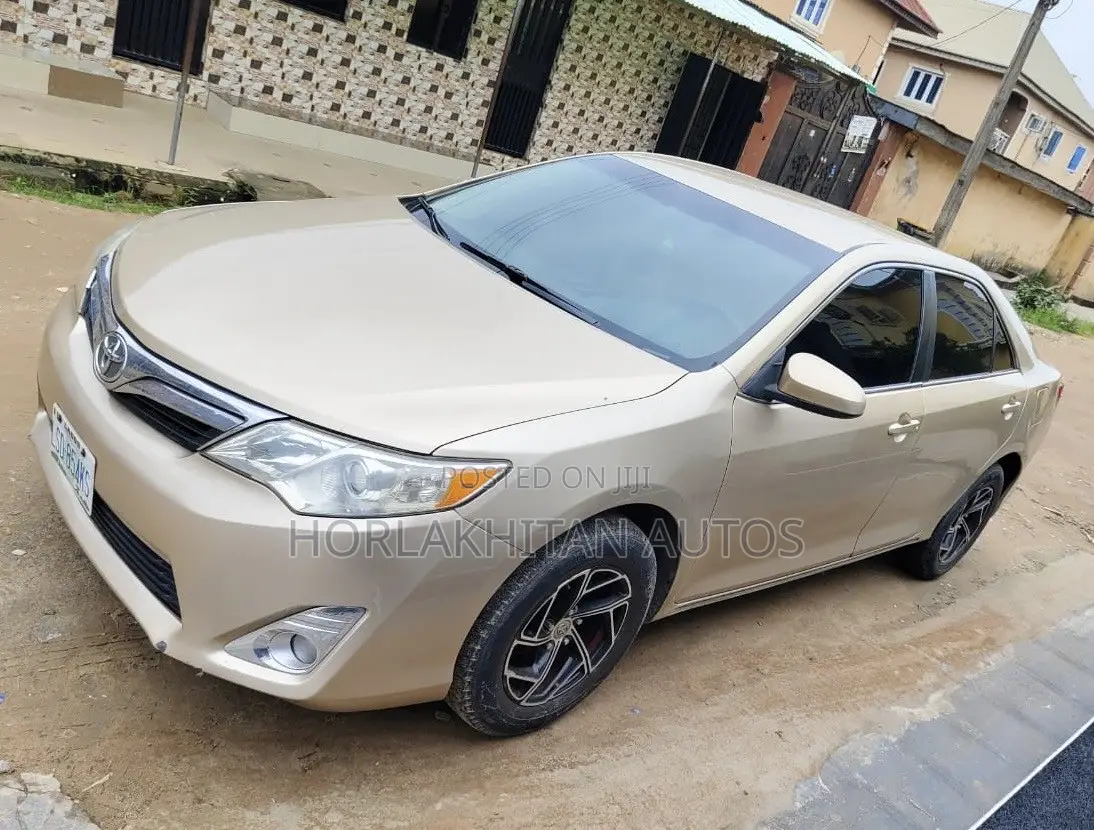 Toyota Camry LE 4dr Sedan (2.5L 4cyl 6A) 2013 Gold