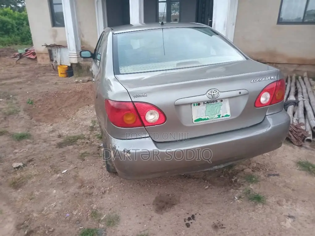 Toyota Corolla LE 2004 Gray