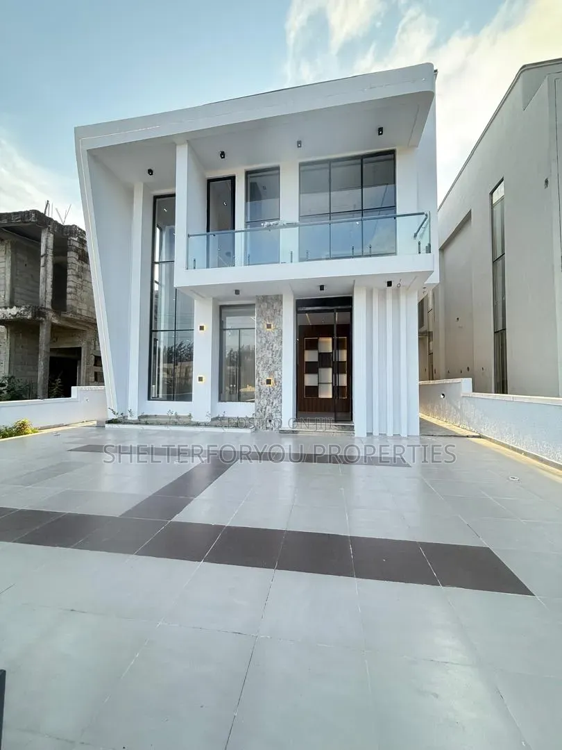 5bdrm Duplex in Ikota for sale