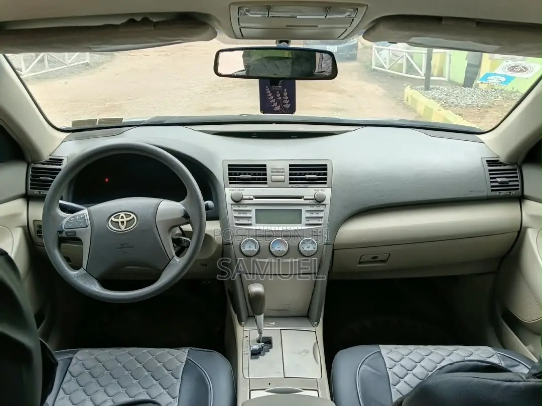 Toyota Camry LE 4dr Sedan (2.5L 4cyl 6AM) 2010