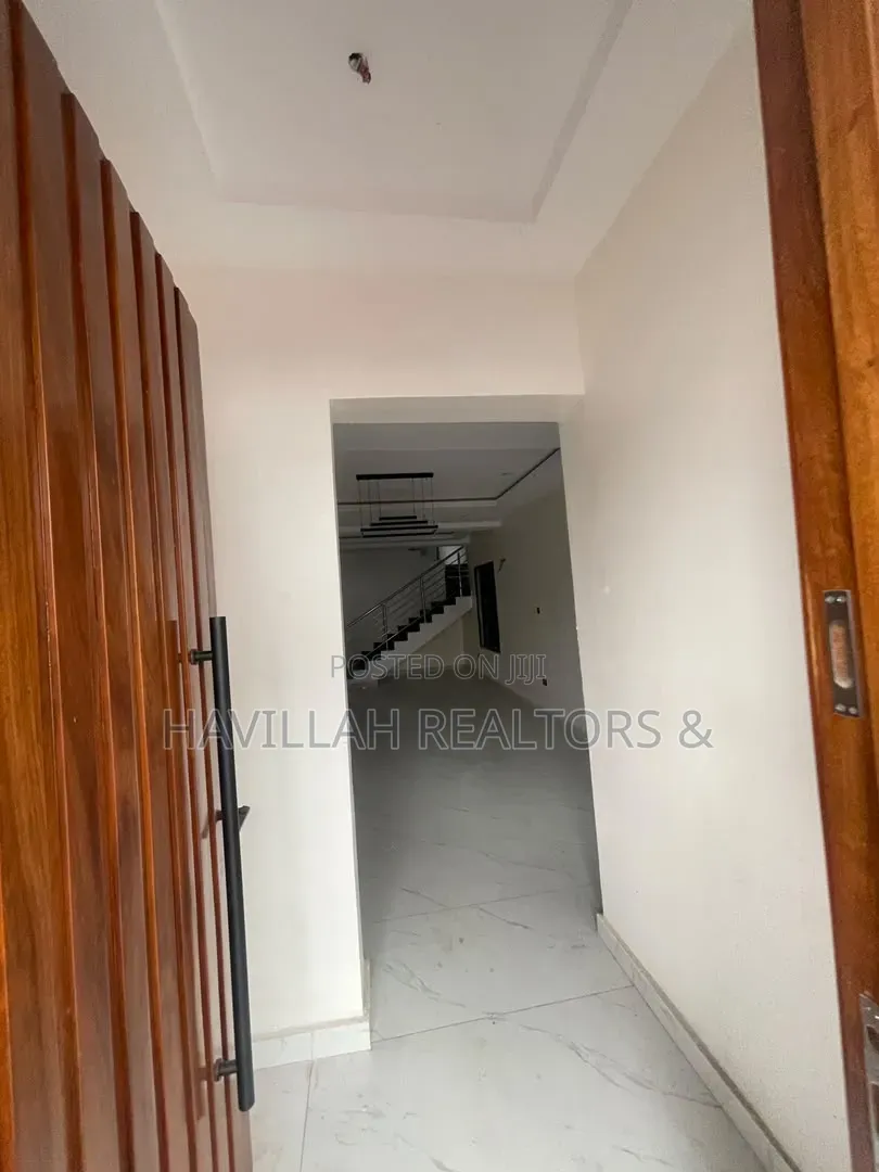 5bdrm Duplex in Ogudu GRA for sale