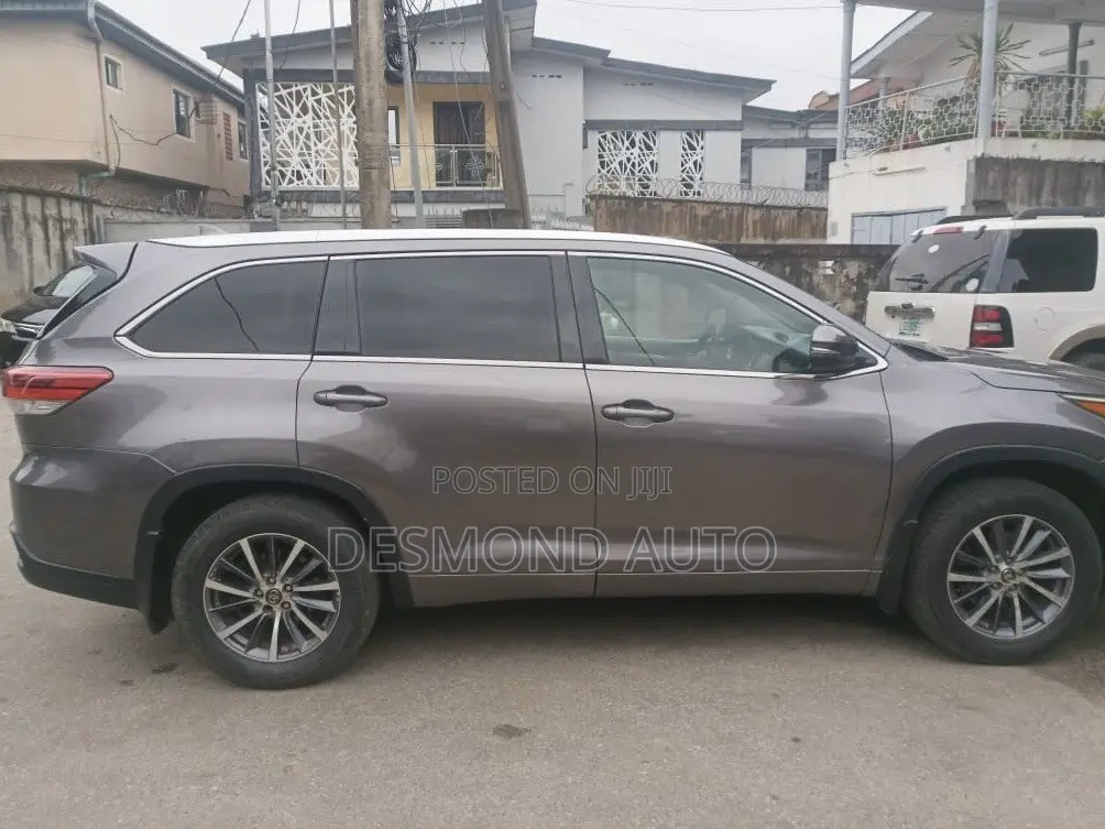 Toyota Highlander XLE 4dr SUV AWD (3.5L 6cyl 6A) 2015 Gray