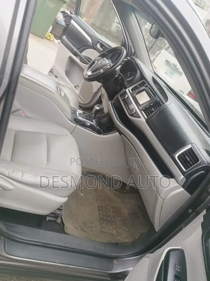 Toyota Highlander XLE 4dr SUV AWD (3.5L 6cyl 6A) 2015 Gray