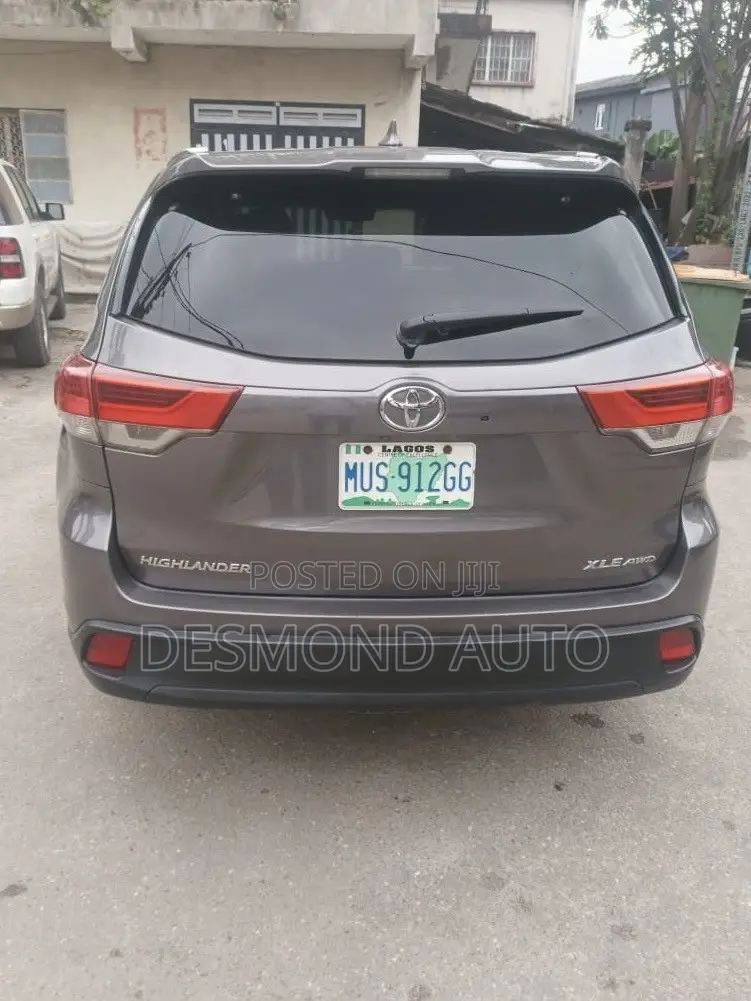 Toyota Highlander XLE 4dr SUV AWD (3.5L 6cyl 6A) 2015 Gray