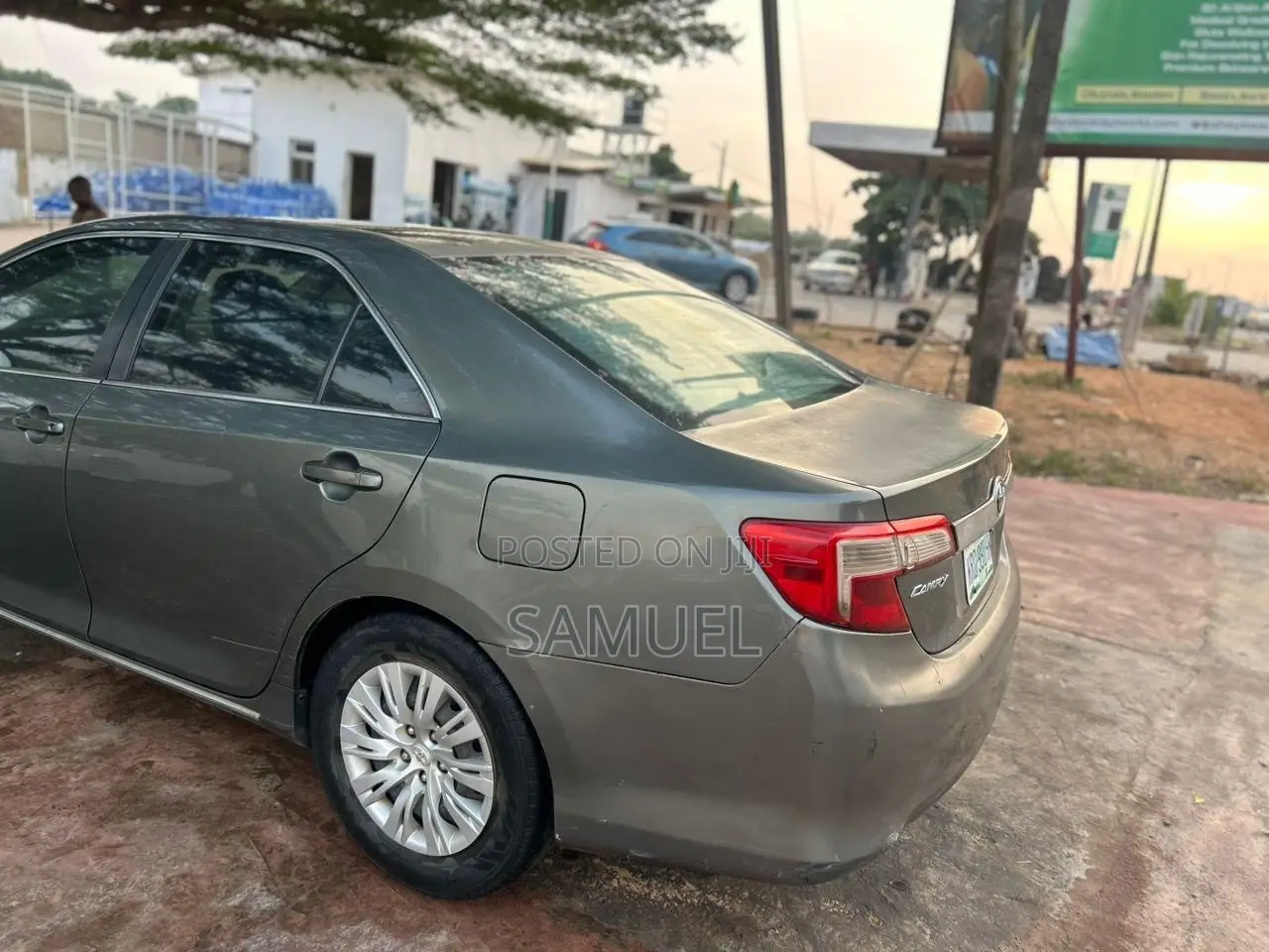 Toyota Camry LE 4dr Sedan (2.5L 4cyl 6A) 2012