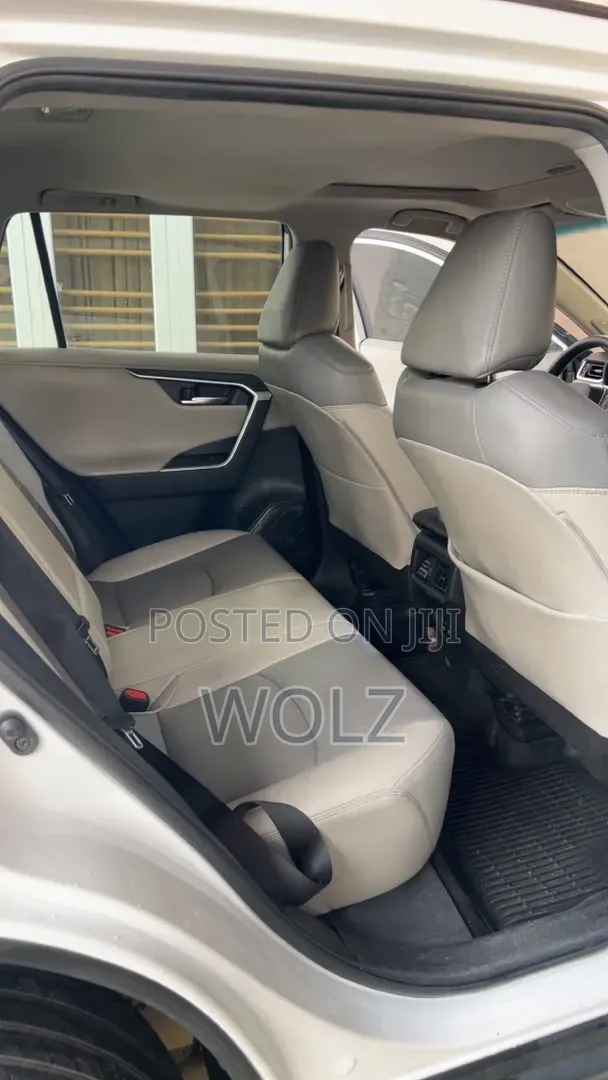 Toyota RAV4 XLE Premium AWD 2020 White