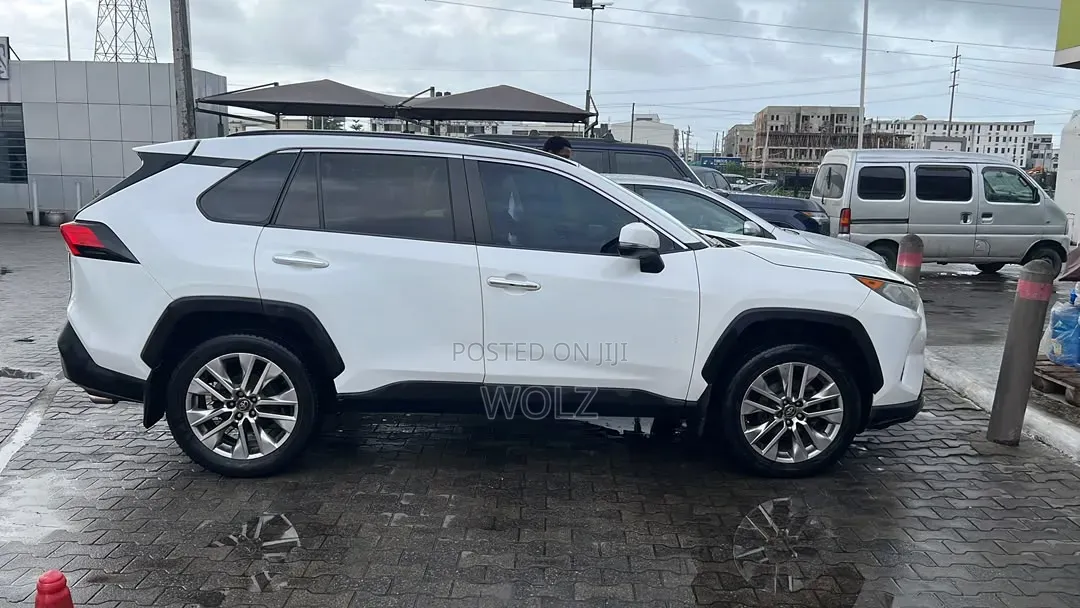 Toyota RAV4 XLE Premium AWD 2020 White