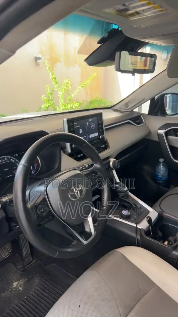 Toyota RAV4 XLE Premium AWD 2020 White