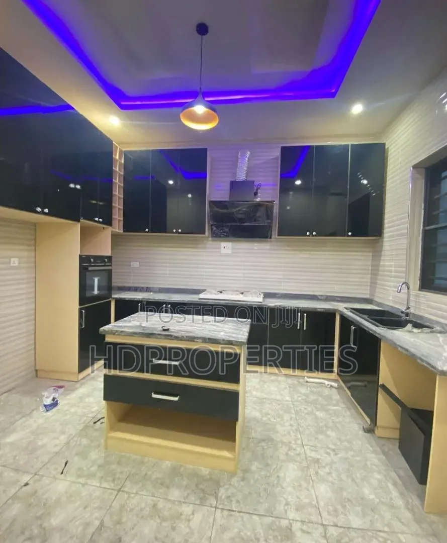 1bdrm Shared Apartment in Royal Pine, Lagos Island / Lagos Island