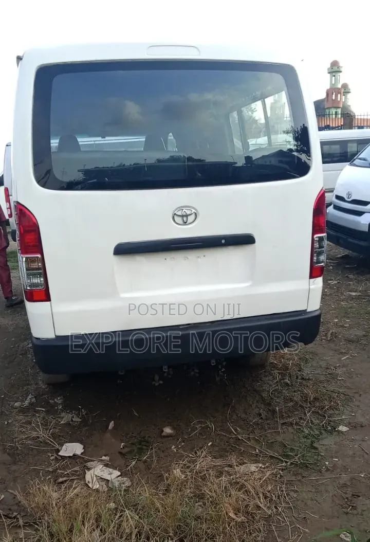 Toyota Grand HiAce 2002 White