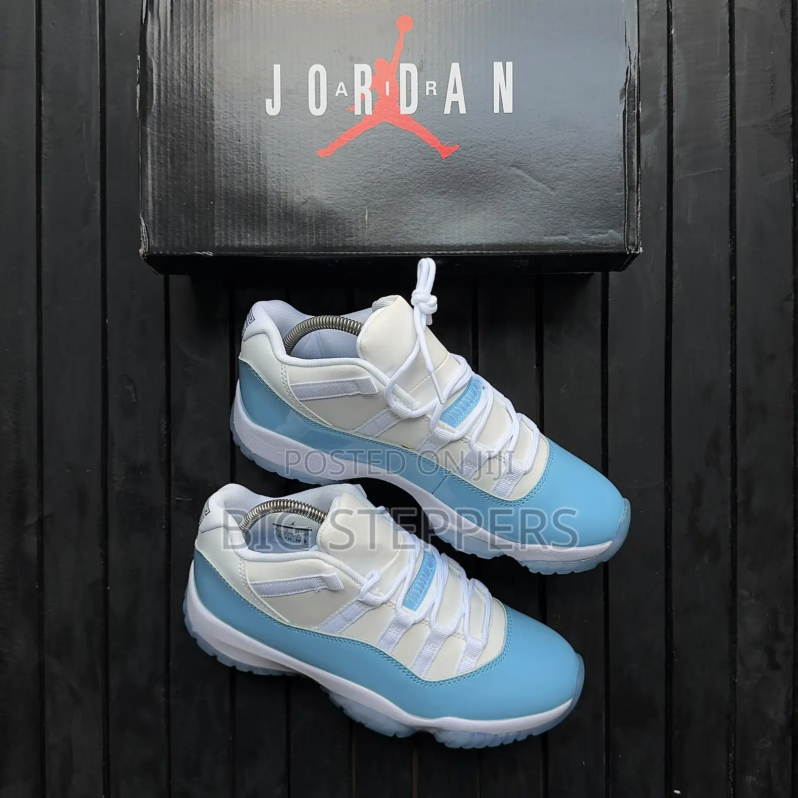 Air Jordan 11 UNC Low University Blue