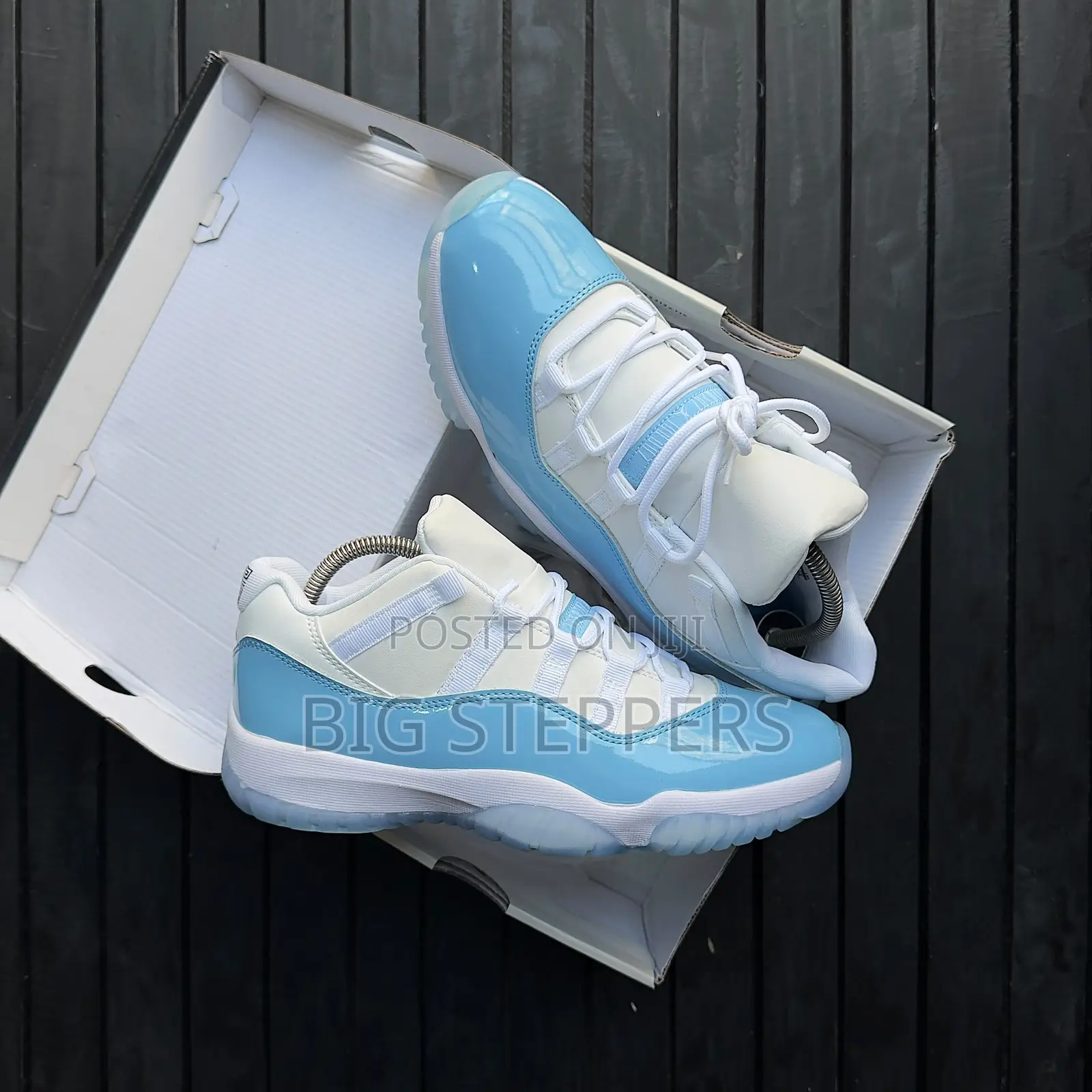 Air Jordan 11 UNC Low University Blue