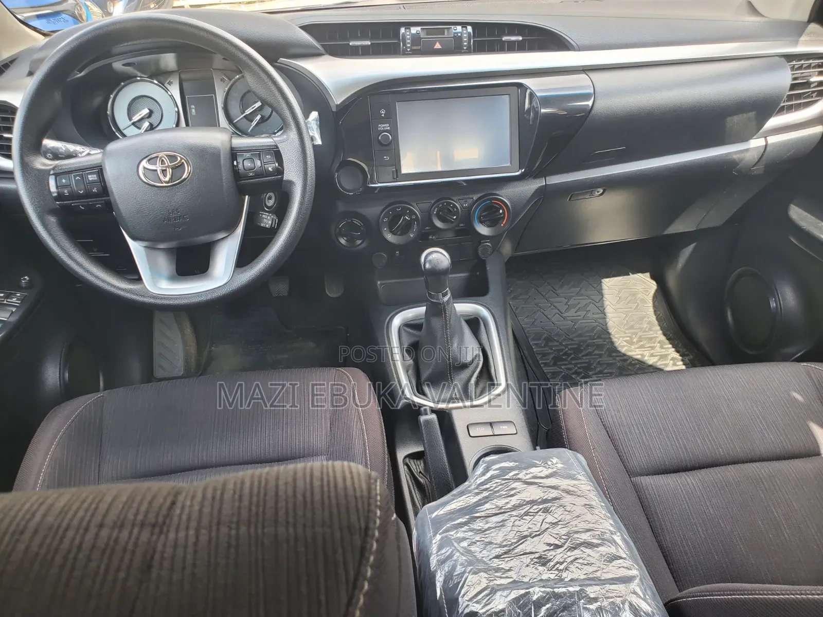 Toyota Hilux 2023 White