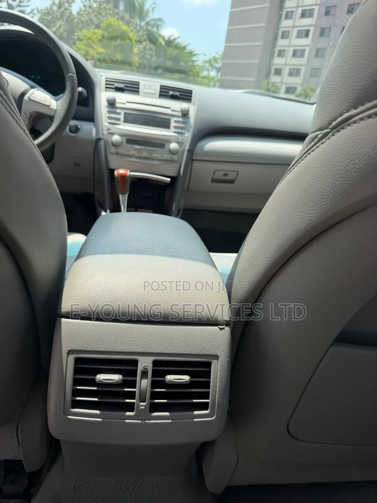 Toyota Camry XLE 4dr Sedan (2.5L 4cyl 6AM) 2010 Silver