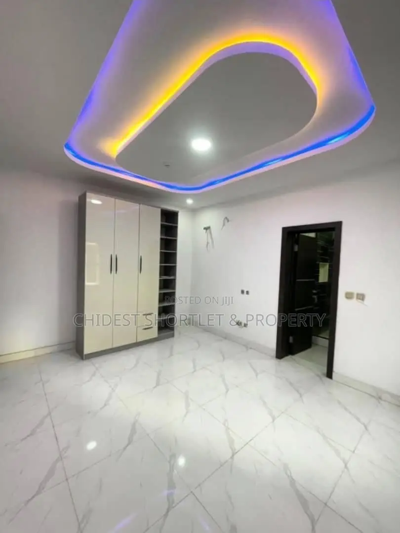 2bdrm Block of Flats in Freedom Way, Lekki Phase 1 for sale