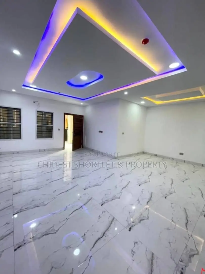 2bdrm Block of Flats in Freedom Way, Lekki Phase 1 for sale