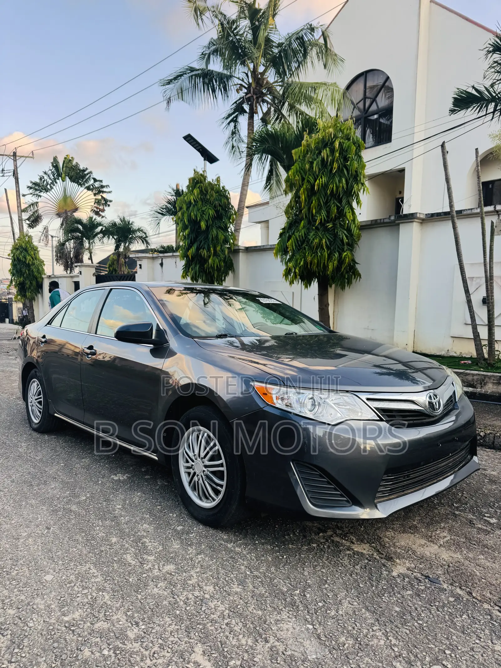 Toyota Camry LE 4dr Sedan (2.5L 4cyl 6A) 2012 Gray