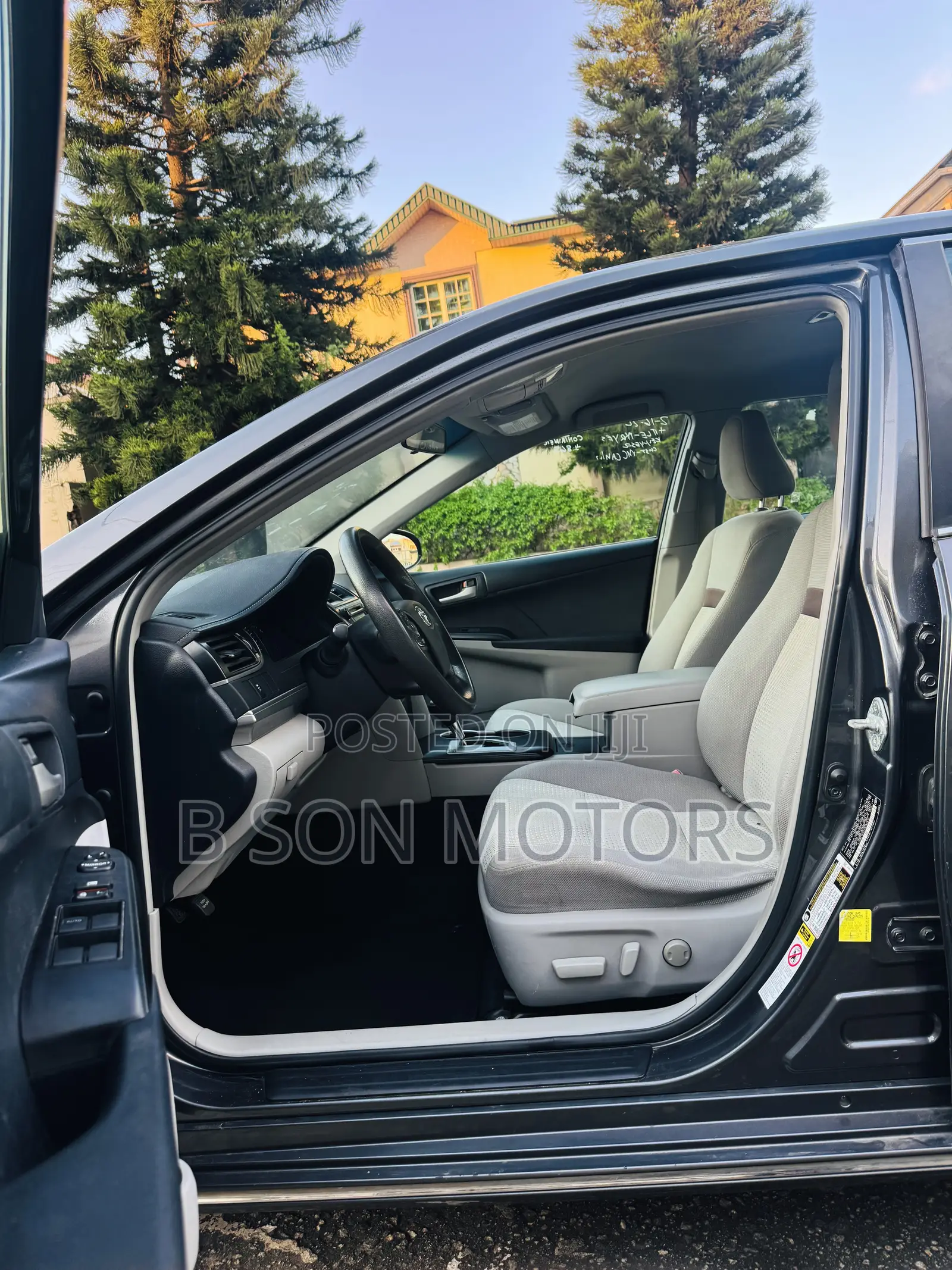 Toyota Camry LE 4dr Sedan (2.5L 4cyl 6A) 2012 Gray