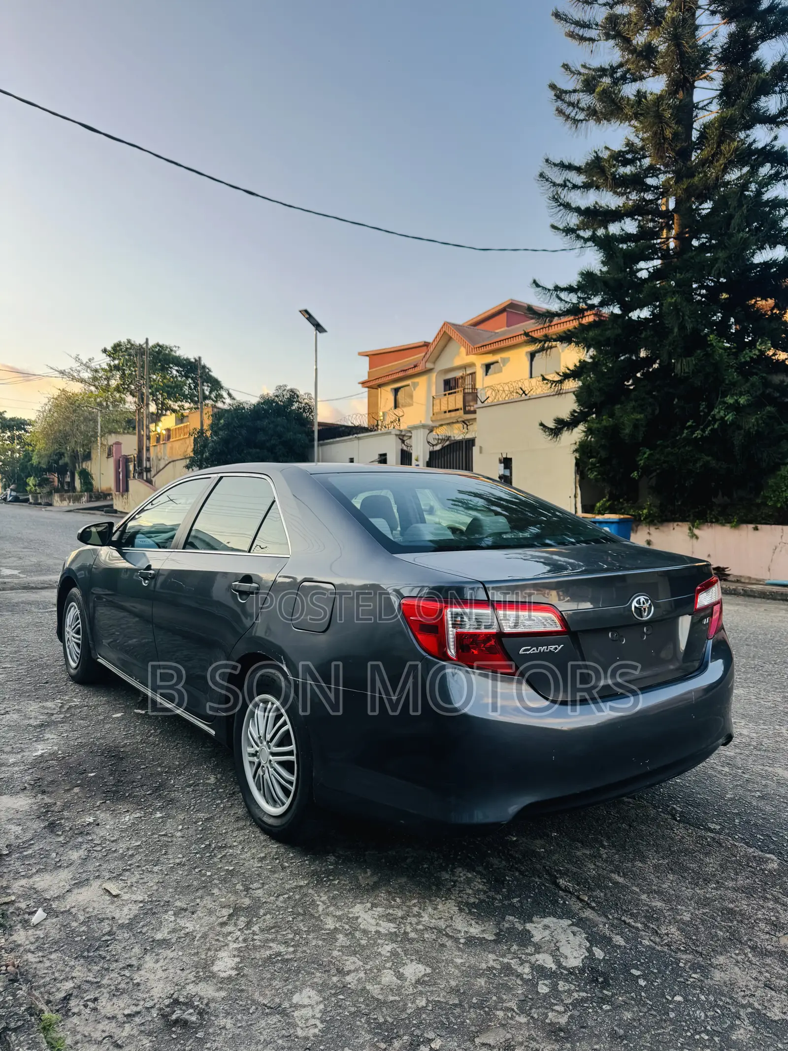 Toyota Camry LE 4dr Sedan (2.5L 4cyl 6A) 2012 Gray