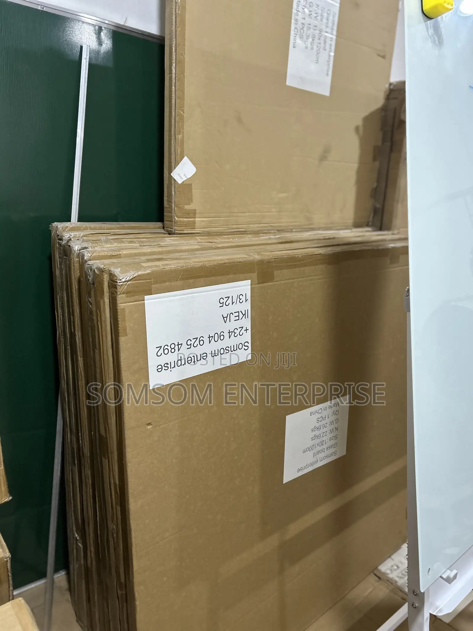 Executive Magnetic Glass Board With Stand 120x120cm (4x4ft)