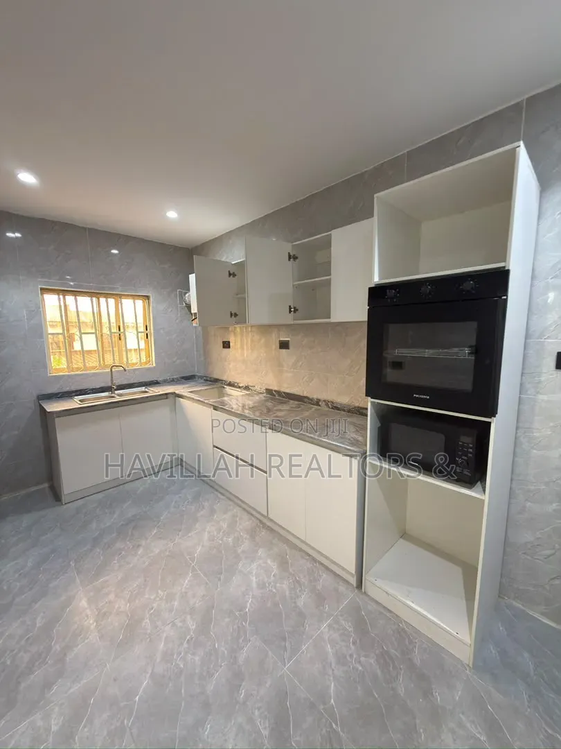 3bdrm Apartment in Ogba GRA for sale