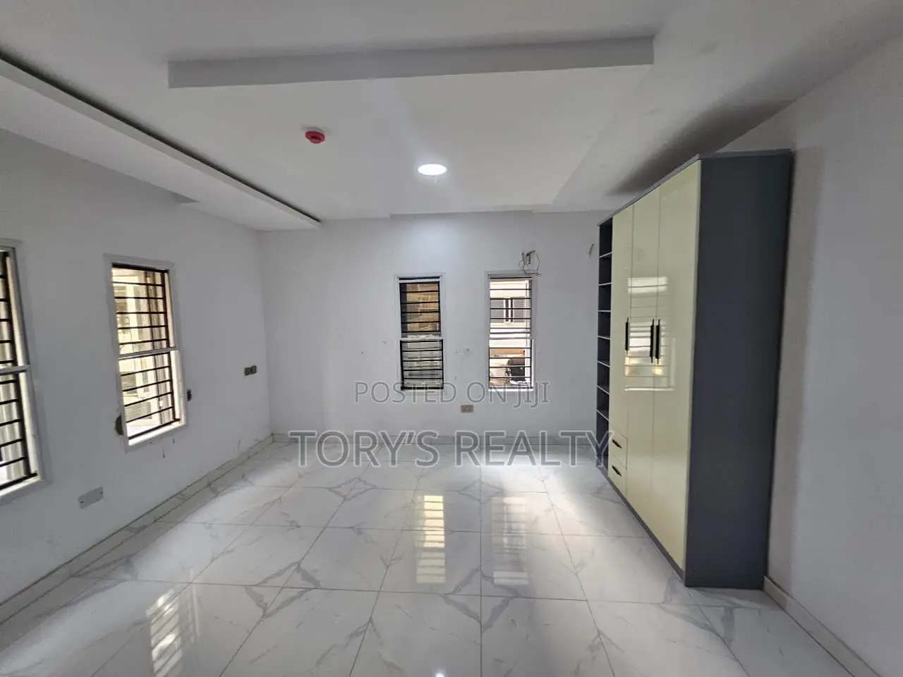 2bdrm Apartment in Lekki Phase 1 for rent