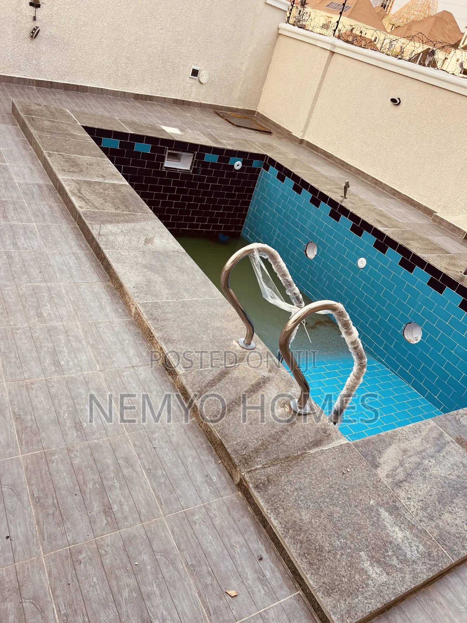 6bdrm Duplex in Karsana for sale